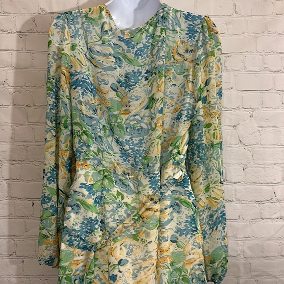Lulu’s floral wrap dress in beautiful flowers - Picture 8 of 10